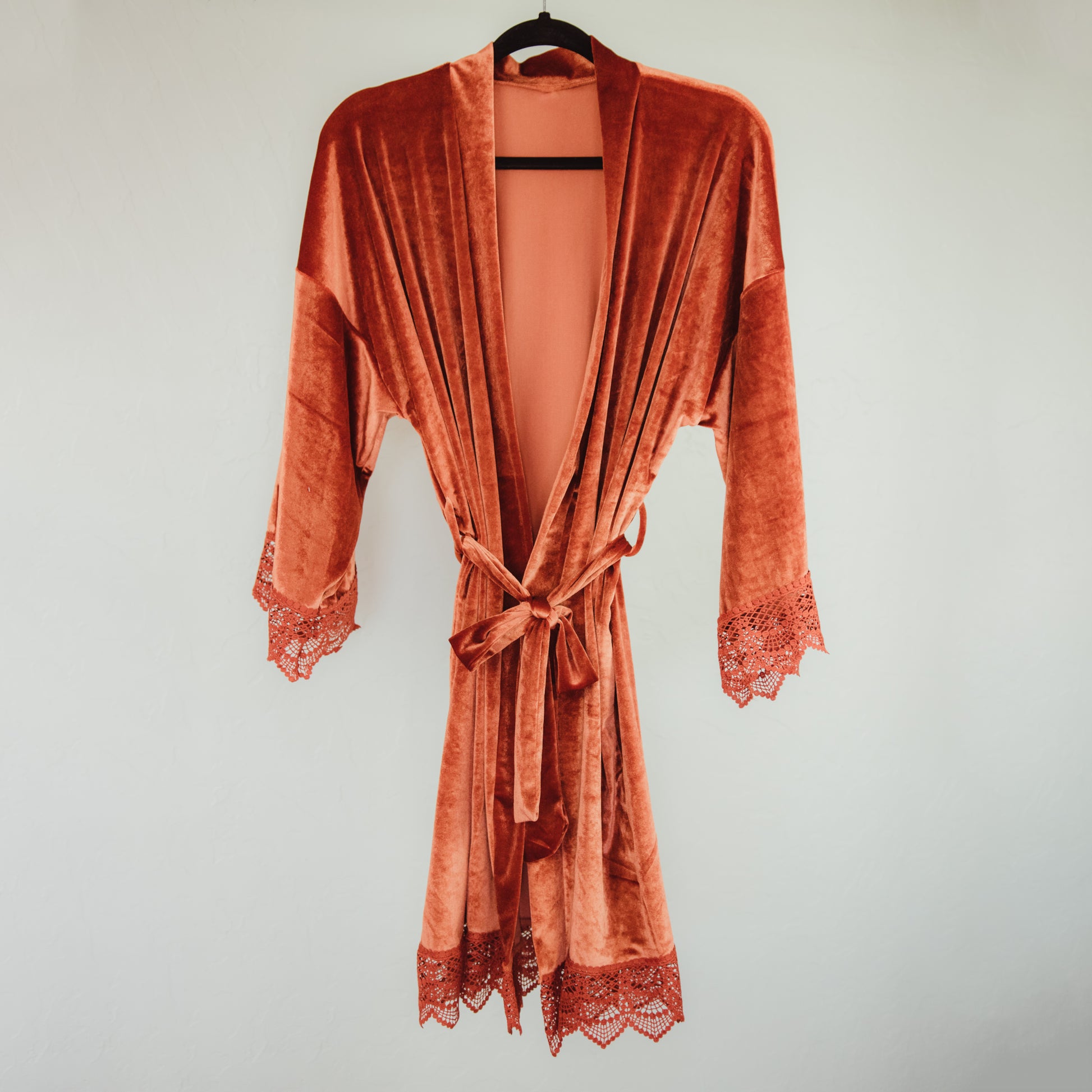 Soft velvet robe for bridesmaids, with detailed lace sleeves, a one size fits all design