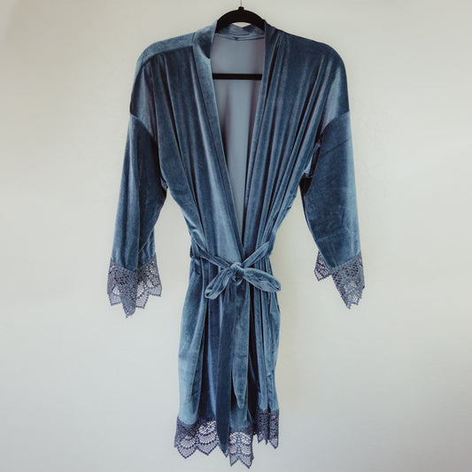 Beautiful velvet robe with lace sleeves, a classic and elegant bridesmaid choice