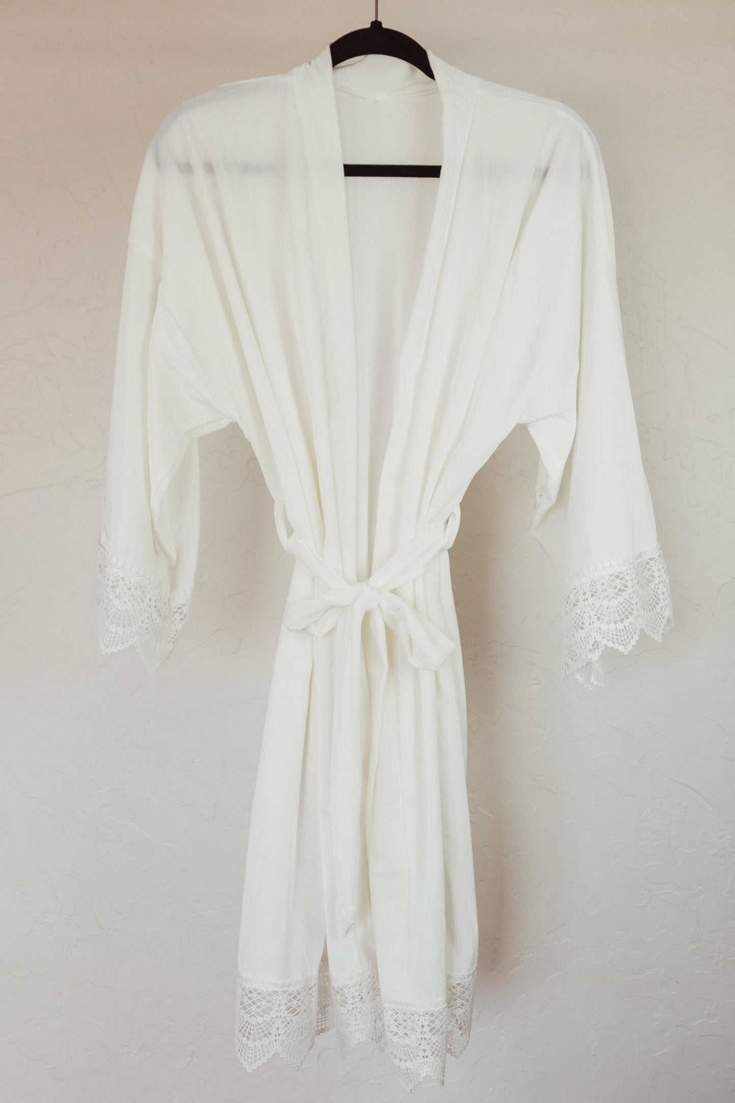 Experience the luxury of this velvet robe, with its refined lace detailing, perfect for a relaxing bridal prep