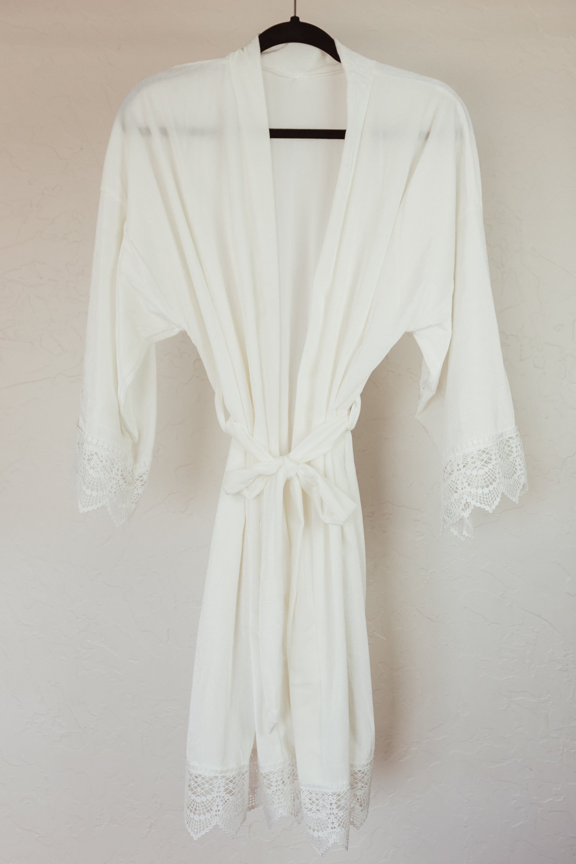 Experience the luxury of this velvet robe, with its refined lace detailing, perfect for a relaxing bridal prep