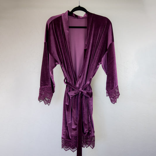 Soft velvet robe for bridesmaids, with detailed lace sleeves, a one size fits all design