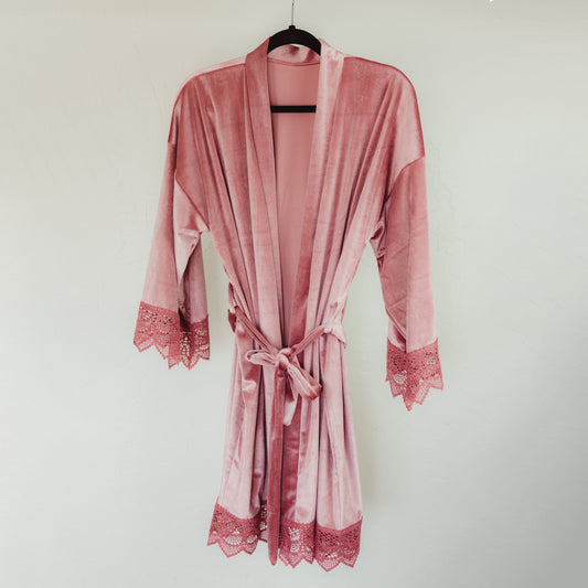 Luxurious velvet robe, designed for bridesmaids of all sizes, with beautiful lace sleeve details